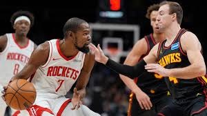 伊涅斯塔造访巴萨基地，与佩德里、费尔明、亚马尔合影